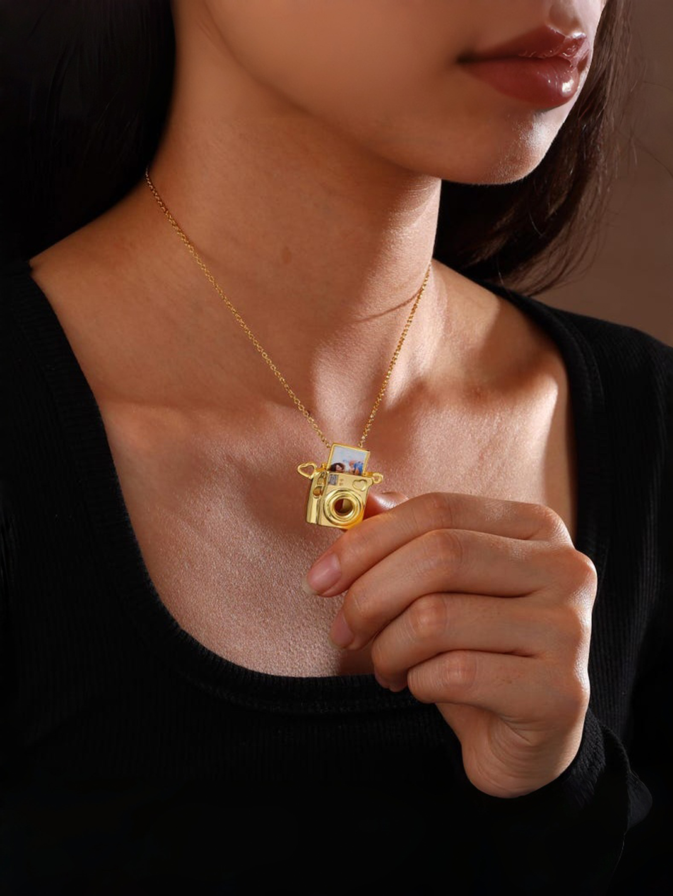 Customizable Photo-Pull Camera Necklace